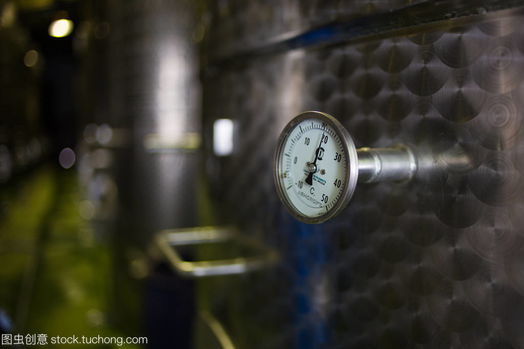 在車間的釀酒設備